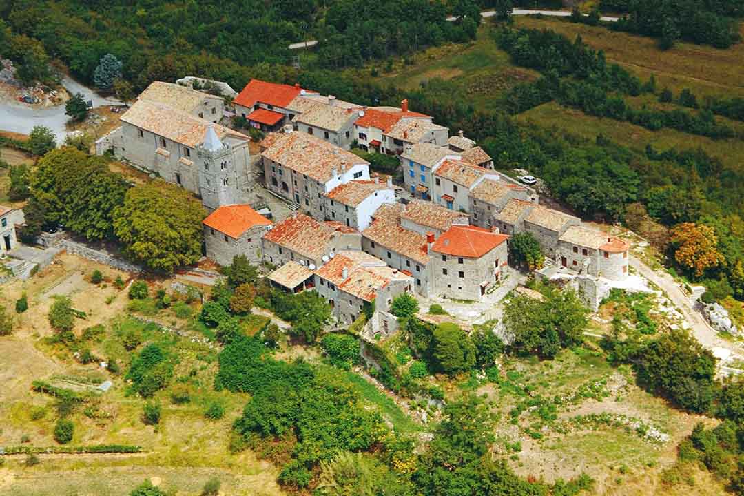 Hum - The Smallest Town in the World